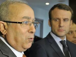 وزير الخارجية الجزائري رمطان لعمامرة (يسار) وبجانبه المرشح الرئاسي الفرنسي ايمانويل ماكرون

