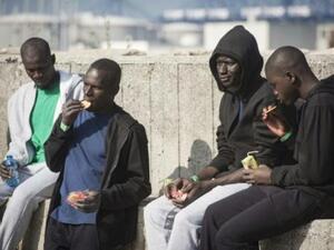 مهاجرون افارقة في مرفأ سبته الاسباني بعد انقاذهم من قبل البحرية الاسبانية في مضيق جبل طارق

