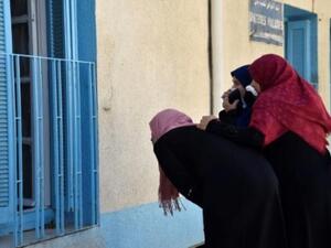 نساء جزائريات امام مستشفى بوفاريك في جنوب غرب العاصمة
