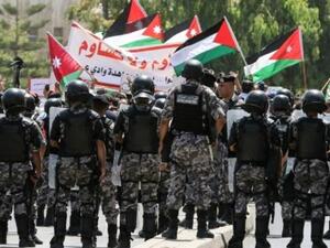 عناصر من الامن الاردني يقفون امام متظاهرين قرب السفارة الاسرائيلية في عمان في تموز/يوليو 2017
