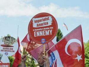 متظاهرون يحملون لافتات معادية للولايات المتحدة خلال تجمع أمام السفارة الأميركية في 3 آب/أغسطس 2018 في أنقرة

