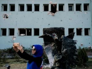 محجبة تلتقط صورة ذاتية امام مركز الشرطة الخاصة في انقرة
