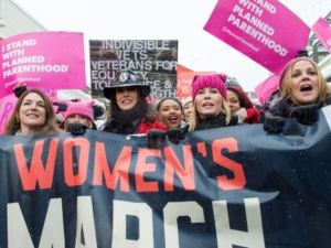 الممثلتان جنيفر بيلز (وسط يسار) وتشلسي هاندلر (وسط يمين) خلال مشاركتهما في مسيرة للنساء ضد ترامب في يوتا
