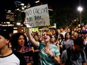 محتجون ضد الرئيس الأمريكي المنتخب دونالد ترامب في لوس أنجليس

