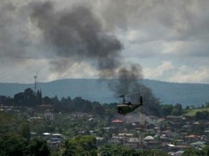 مروحية تحلق فوق موقع للمتمردين الاسلاميين قصفته القوات الفيليبينية في مرواي

