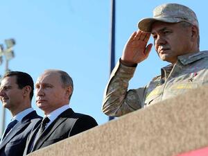 الرئيس الروسي فلاديمير بوتين يتوسط وزير دفاعه سيرغي شويغو (يمين) وبشار الأسد- قاعدة حميميم
