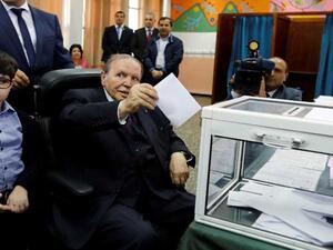 بوتفليقة يدلي بصوته في الانتخابات البرلمانية على كرسي متحرك