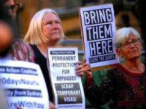 مدافعون عن اللاجئين يرفعون لافتتات أثناء احتجاج في وسط سيدني باستراليا يطالبون بإغلاق مراكز لاحتجاز اللاجئين في جزيرة ناورو ومانوس
