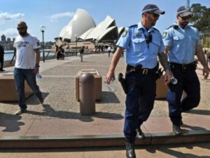 اثنان من رجال الشرطة الاسترالية في منطقة سياحية وضعت فيها حواجز اسمنتية لحماية الزوار من هجوم ارهابي في سيدني

