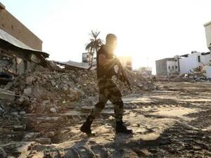 أحد أفراد القوات الخاصة السعودية يحمل سلاحه اثناء سيرة في بلدة العوامية خلال عملية لطرد المسلحين الشيعة يوم الأربعاء
