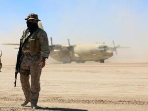 جندي سعودي في نوبة حراسة فيما طائرة شحن عسكرية سعودي، تحمل مساعدات، تهبط في محافظة مأرب في وسط اليمن
