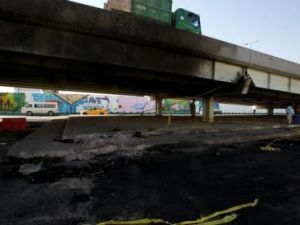 أناس يسيرون في الموقع الذي شهد تفجيرا انتحاريا عند مجمع النخيل التجاري قرب وزارة النفط العراقية في العاصمة بغداد يوم السبت
