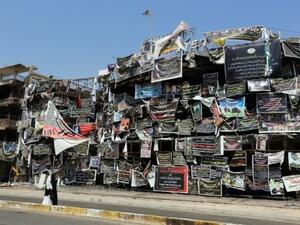 عراقية امام موقع تفجير استهدف حي الكرادة في بغداد في 31 تموز/يوليو 2016

