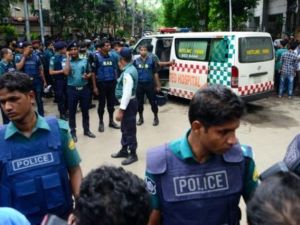 شرطيون بالقرب من المقهى في دكا في الثاني من تموز/يوليو حيث احتجز جهاديون رهائن

