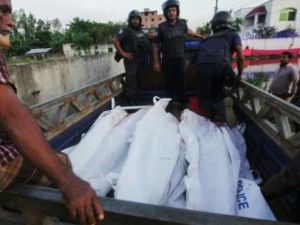 الشرطة تنقل جثث الاسلاميين بعد مداهمة مخبأهم في بلدة نارايانغانج

