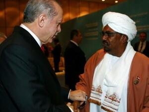 رجب طيب اردوغان مستقبلا نظيره السوداني عمر البشير في قمة منظمة التعاون الاسلامي، في اسطنبول

