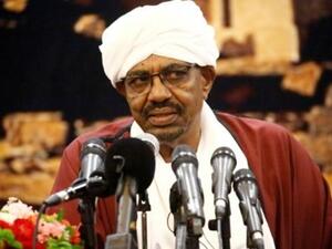 جنود يجمعون أسلحة تم نزعها في دارفور

