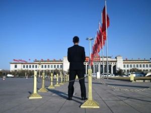 عنصر امن امام قصر الشعب في ساحة تيانانمين بقلب بكين
