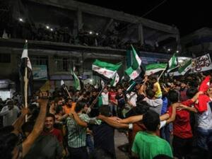 سوريون يتظاهرون في بنش في محافظة إدلب

