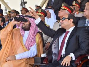 ارشيف/ الرئيس المصري عبد الفتاح السيسي (يمين) وولي العهد السعودي الأمير محمد بن سلمان