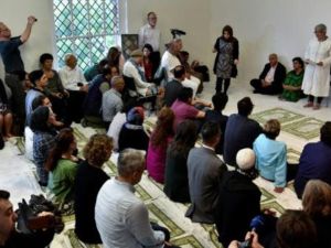 المحامية الالمانية التركية سيران اتيس (يمين) تلقي خطبة الجمعة لدى افتتاح مسجد ابن رشد-غوتيه في برلين

