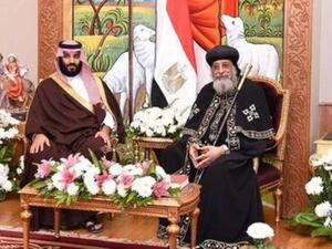 البابا تواضروس الثاني بابا الإسكندرية خلال اجتماع مع ولي العهد السعودي الأمير محمد بن سلمان في مقر الكاتدرائية بالقاهرة يوم الاثنين

