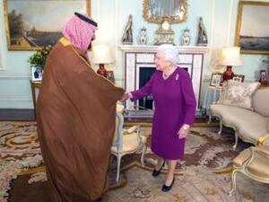 الملكة اليزابيث الثانية خلال استقبالها ولي العهد السعودي محمد بن سلمان في قصر باكنغهام 

