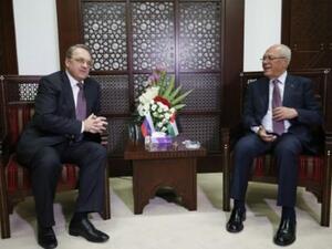 امين عام الرئاسة الفلسطينية طيب عبد الرحيم (يمين) مستقبلا نائب وزير الخارجية الروسي ميخائيل بوغدانوف في رام الله

