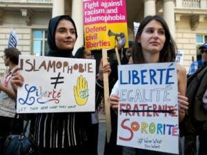 تظاهرة احتجاج على حظر البوركيني على عدد من الشواطي الفرنسية امام السفارة الفرنسية في لندن

