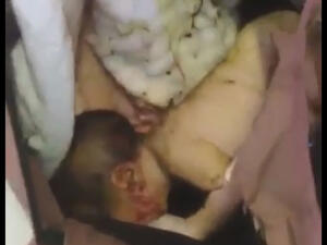 صورة من الفيديو للرضيع داخل حقيبة