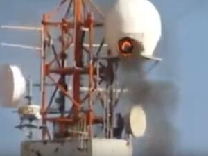 إطار مشتعل يحلق في سماء غزة لحرق برج إسرائيلي

