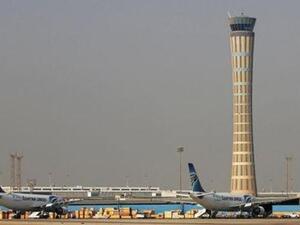 طائرات تابعة لشركة مصر للطيران ترابض أمام برج مراقبة الحركة الجوية في مطار القاهرة
