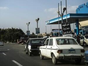 سيارات تنتظر للتزود بالوقود في احدى محطات القاهرة

