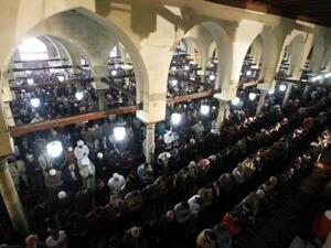 مصلون أثناء أداء صلاة الجمعة في القاهرة

