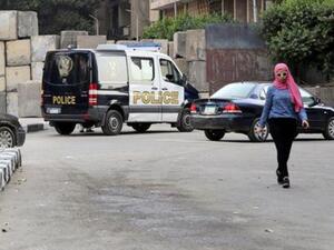 سيارة شرطة بالقرب من السفارة الأمريكية بالقاهرة بعد وقوع انفجار بالقرب منها يوم الثلاثاء
