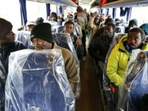 مهاجرون على متن حافلة تقلهم الى مراكز ايواء بعد اجلائهم من مخيم كاليه
