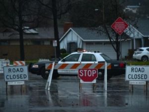 الشرطة تغلق طريقا بعد مباشرة عملية اخلاء جراء العاصفة في كاليفورنيا
