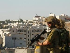 جنديان اسرائيليان يقطعان الطريق المؤدي الى مخيم الفوار
