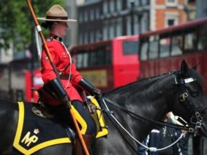 كندا تسمح للنساء من شرطة الخيالة بارتداء الحجاب
