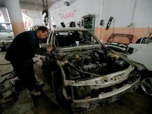 عامل يصلح سيارة في الموصل
