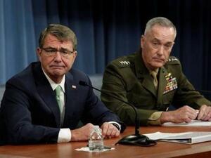 وزير الدفاع الامريكي أشتون كارتر (الى اليسار) والجنرال جوزيف دانفورد رئيس هيئة الأركان الأمريكية المشتركة خلال مؤتمر صحفي في البنتاجون يوم الاثنين
