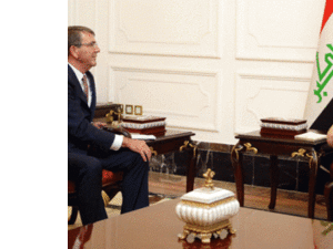 وزير الدفاع الأمريكي آشتون كارتر (يسار) ورئيس الوزراء العراقي حيدر العبادي
