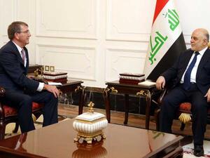 وزير الدفاع الامريكي اشتون كارتر خلال لقائه رئيس الوزراء العراقي حيدر العبادي
