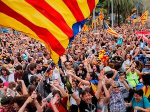 احتفالات في شوارع برشلونة بعد اعلان الاستقلال
