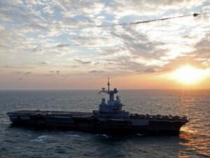 مقاتلة رافال تحلق فوق حاملة الطائرات الفرنسية شارل ديجول
