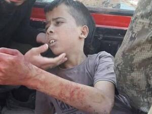 مشهد الطفل قبيل ذبحه على يد مقاتل من حركة نور الدين زنكي السورية المعارضة