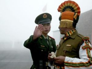 جندي صيني (يسارا) ونظيره الهندي على معبر ناثو لا الحدودي بين بلديهما

