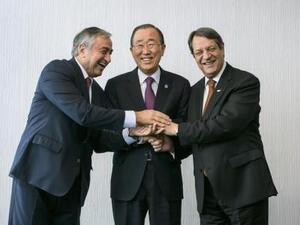 الأمين العام للأمم المتحدة بان جي مون (وسط الصورة يصافح زعيم القبارصة الأتراك مصطفى اكينجي (إلى اليسار) وزعيم القبارصة اليونانيين نيكوس اناستاسيادس خلال محادثات سويسرا بشأن إعادة توحيد جزيرة قبرص
