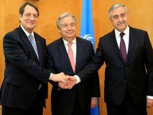 من اليسار: الرئيس القبرصي اليوناني نيكوس اناستاسياديس والامين العام للامم المتحدة انطونيو غوتيريش والزعيم القبرصي التركي مصطفى اكينجي
