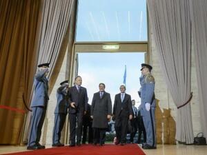 الرئيس القبرصي نيكوس اناستاسياديس لدى وصوله جنيف الاثنين 9 ك2/يناير 2017 (وسط) وفي استقباله الموفد الدولي الخاص اسبن بارث ايدي (يمين) والمدير العام لمكتب الامم المتحدة في جنيف مايكل مولر

